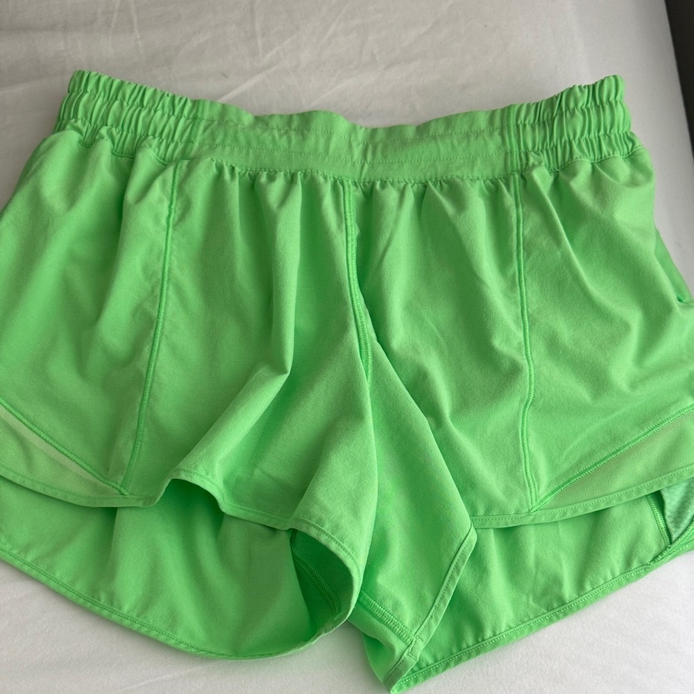 Lululemon Low Rise Hotty Hot -Lined 4"